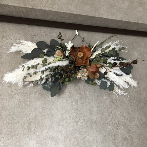 ブラウンココフラワーのドライフラワースワッグ／ふわふわの横長壁掛け  