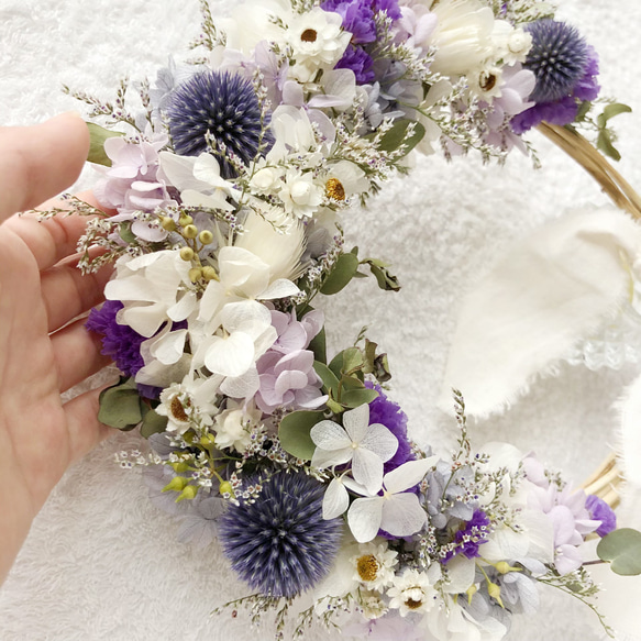 ドライフラワーリース／ユーカリとパープルのハーフムーン26cm＊誕生日プレゼント・結婚引越し祝い 夏のお花のインテリア 3枚目の画像