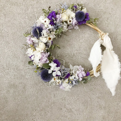ドライフラワーリース／ユーカリとパープルのハーフムーン26cm＊誕生日プレゼント・結婚引越し祝い 夏のお花のインテリア 5枚目の画像