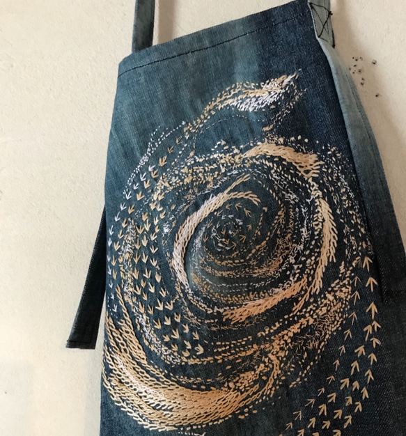 デニム渦刺し子刺繍エプロン(alternative texture) 1枚目の画像