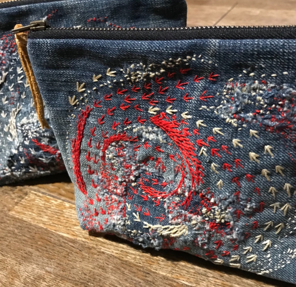 赤白渦刺し子刺繍小物入れ 1枚目の画像