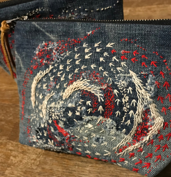 白赤渦刺し子刺繍小物入れ 1枚目の画像