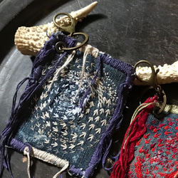 デニム刺し子刺繍パスケース(ベージュ紫系 1枚目の画像