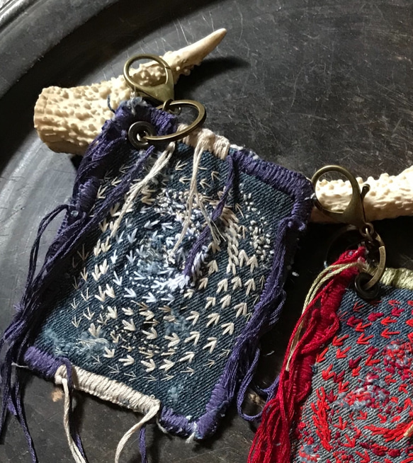 デニム刺し子刺繍パスケース(ベージュ紫系 1枚目の画像