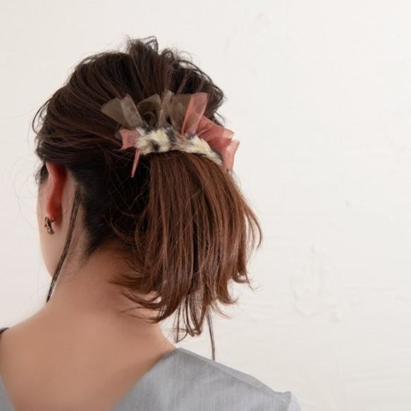 ファーで彩る咲き編みバレッタ/ヘアクリップ｜レオパード 2枚目の画像