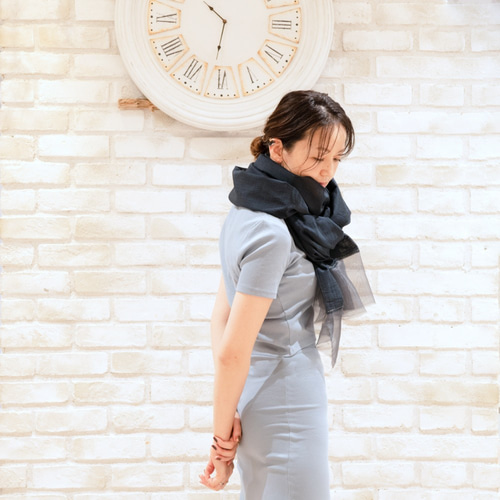 ふわりと彩りをまとうストール｜ネイビー ストール chiko 通販