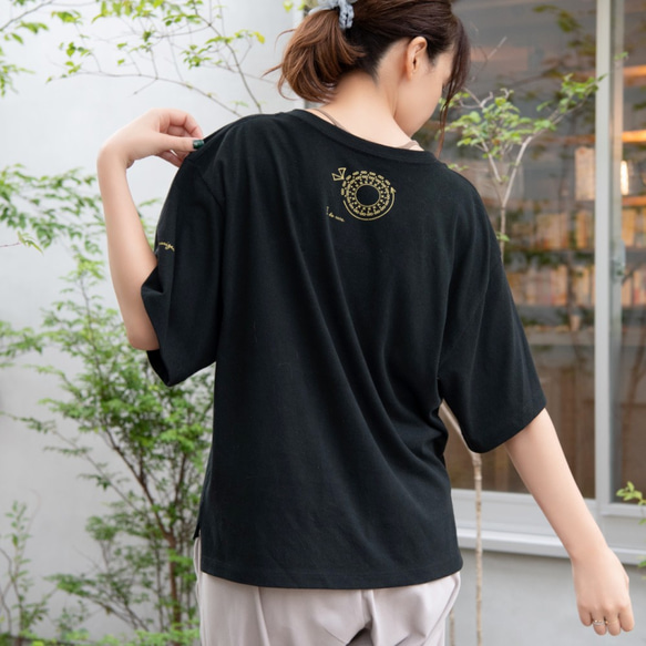 咲き編みの輪オーバーサイズTシャツ｜ホワイト×ブロンズ 9枚目の画像