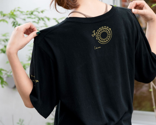 咲き編みの輪オーバーサイズTシャツ｜ブラック×ゴールド Tシャツ