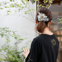 咲き編みの輪オーバーサイズTシャツ｜ブラック×ゴールド 6枚目の画像