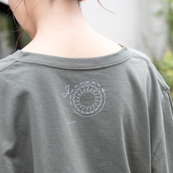 咲き編みの輪オーバーサイズTシャツ｜カーキ×シルバー 3枚目の画像