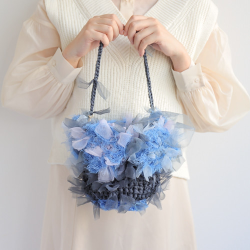 サステイナブルなミコノスブルーのふわふわ×もけもけバッグ【遠州織物