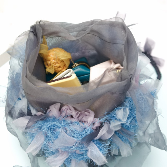 サステイナブルなミコノスブルーのふわふわ×もけもけバッグ【遠州織物×咲き編み】 5枚目の画像