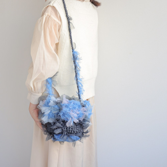 サステイナブルなミコノスブルーのふわふわ×もけもけバッグ【遠州織物×咲き編み】 8枚目の画像