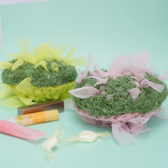 サステイナブルな”苔むす”咲き編みポーチ：ピンク【遠州織物×咲き編み】 5枚目の画像