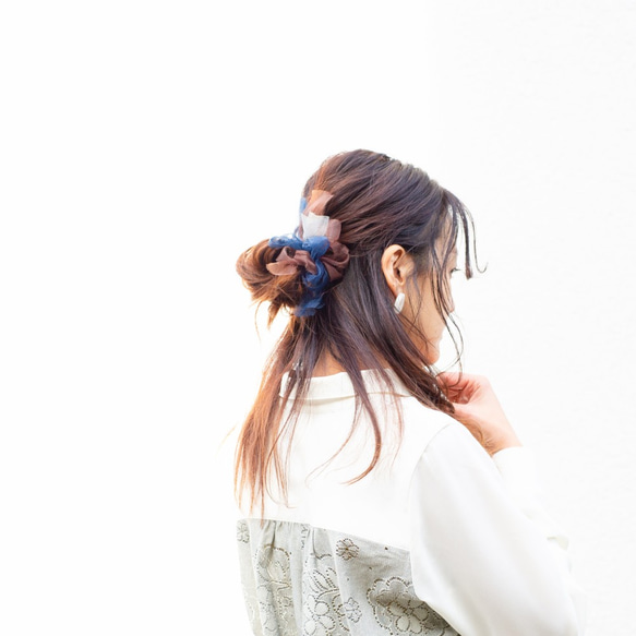 【秋冬限定】mini｜アズーロ｜彩る咲き編みシュシュ 5枚目の画像