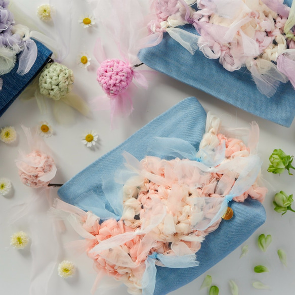 Lovely Pastel- 咲き編みフラワー×デニムポーチ 1枚目の画像