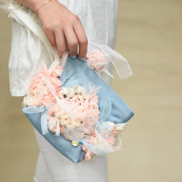 Lovely Pastel- 咲き編みフラワー×デニムポーチ 2枚目の画像