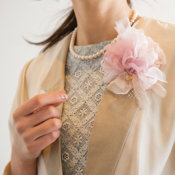 やさしく彩る咲き編みコサージュ｜ピンク 4枚目の画像