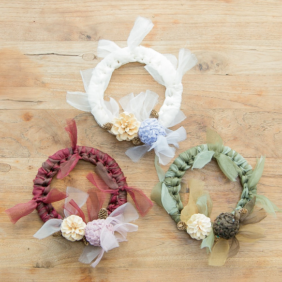 用盛開的鉤編水果裝飾冬天的花環 | Mominoki 第7張的照片