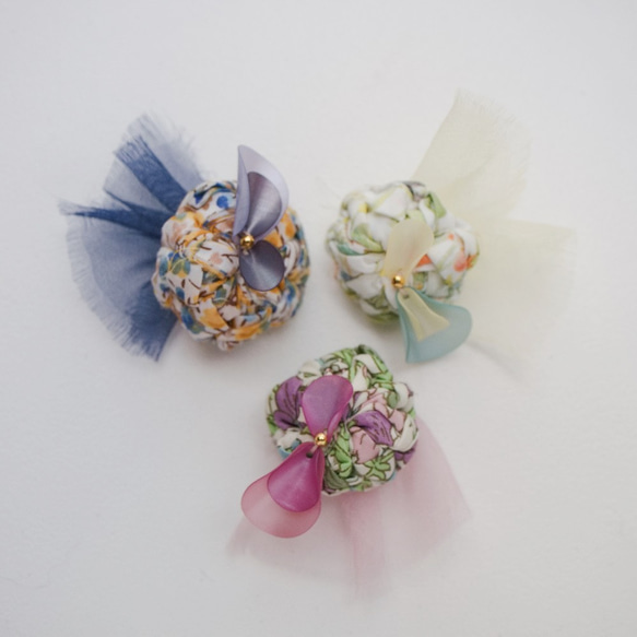こぶりな咲き編みコサージュ｜リバティとオーガンジーとスパンコールと。｜ローズ 7枚目の画像