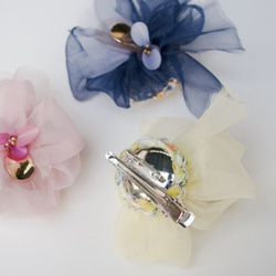 Koburi 盛開的胸花 | 自由、有機紗和亮片。 ｜含羞草 第4張的照片