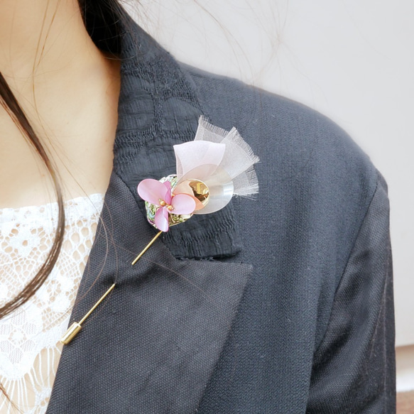 18kgp | Koburi 盛開的別針胸花 | Liberty、organdy 和亮片。 ｜玫瑰 第1張的照片