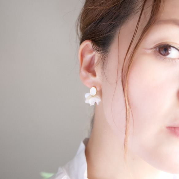 Hanasaki 褶邊古董耳環/耳環 (18kgp) | 白色褶邊 第3張的照片