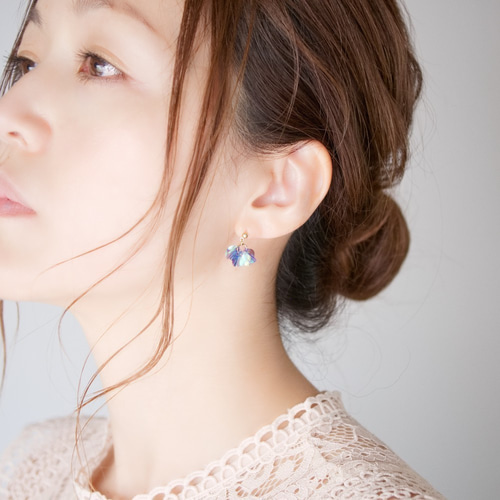 ブルーラズベリーダングルフープファンイヤリング ブルー｜花咲きフリル｜ピアス/イヤリング（18Kgp） イヤリング
