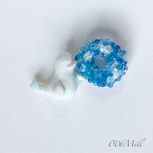 シロイルカのバブルリングピアス（イヤークリップ）/White Dolphin Bubble Ring Earrings 3枚目の画像