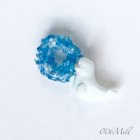 シロイルカのバブルリングピアス（イヤークリップ）/White Dolphin Bubble Ring Earrings 4枚目の画像