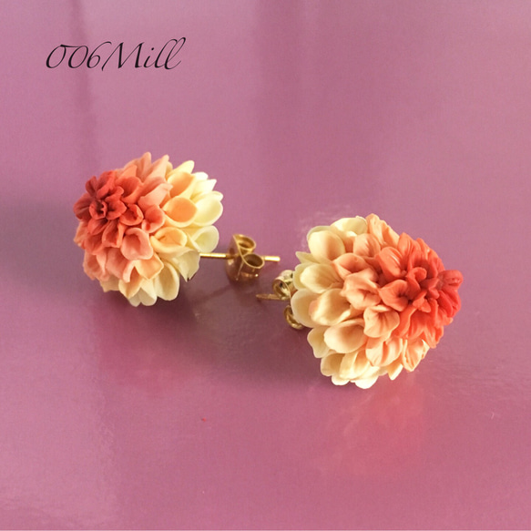 秋色・ポンポン咲きダリア ピアス（樹脂ピアス・樹脂イヤークリップ変更可能）/オレンジ/pompons dahlia 1枚目の画像