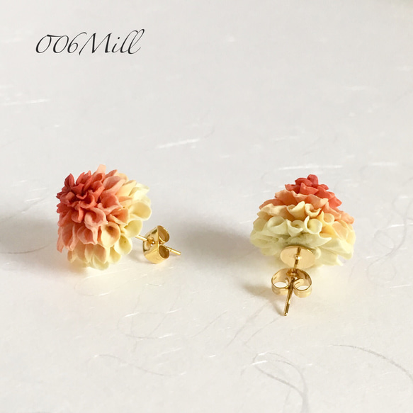 秋色・ポンポン咲きダリア ピアス（樹脂ピアス・樹脂イヤークリップ変更可能）/オレンジ/pompons dahlia 6枚目の画像