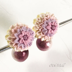 秋色・ポンポン咲きダリア パール付きピアス/ラベンダー/pompons dahlia 2枚目の画像