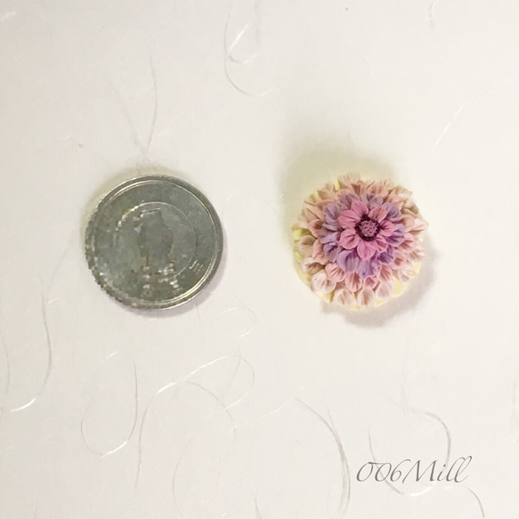 秋色・ポンポン咲きダリア パール付きピアス/ラベンダー/pompons dahlia 4枚目の画像