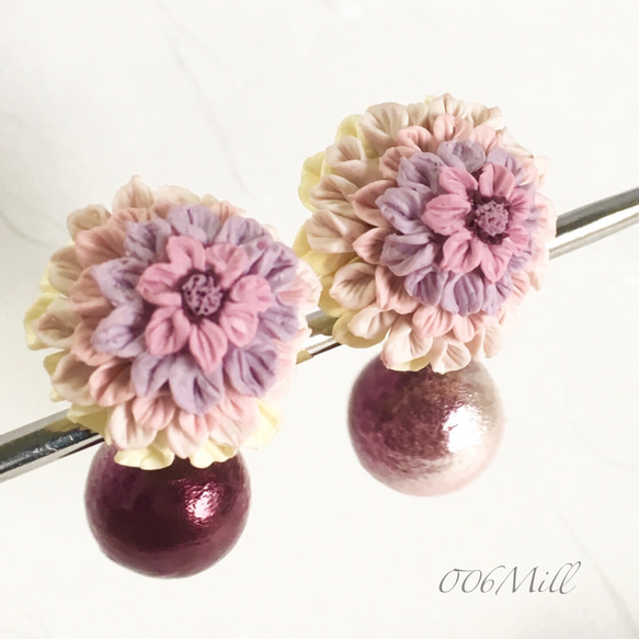 秋色・ポンポン咲きダリア パール付きピアス/ラベンダー/pompons dahlia 5枚目の画像