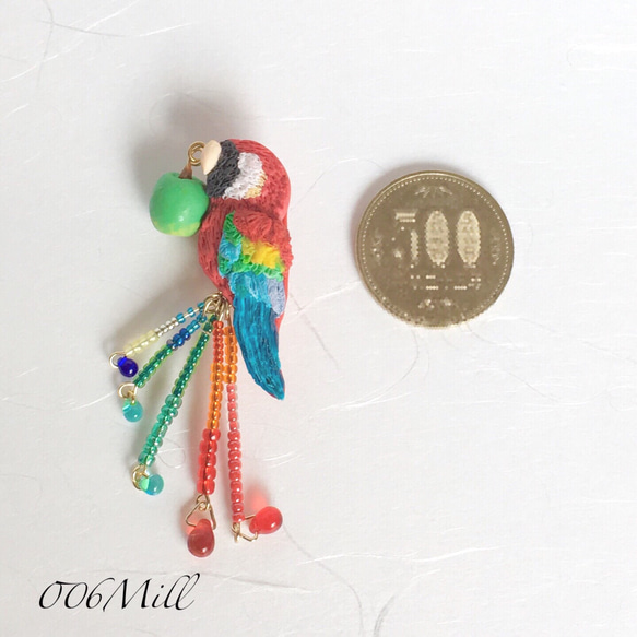 絵本から飛び出したオウムブローチ/parrot in the picture book/ brooch 5枚目の画像