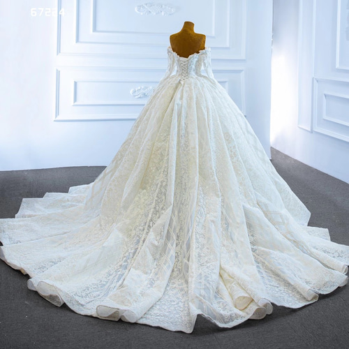 ゴージャスなウェディングドレス 王道スタイルのトレーン  結婚式 挙式 披露宴 ゴージャスなウェディングドレス 王道スタイルのトレーン 結婚式