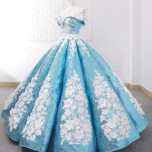 綺麗なスカイブルー花嫁さんのお色直しカラードレス!サイズは 綺麗なスカイブルー花嫁さんのお色直しカラードレス!サイズは