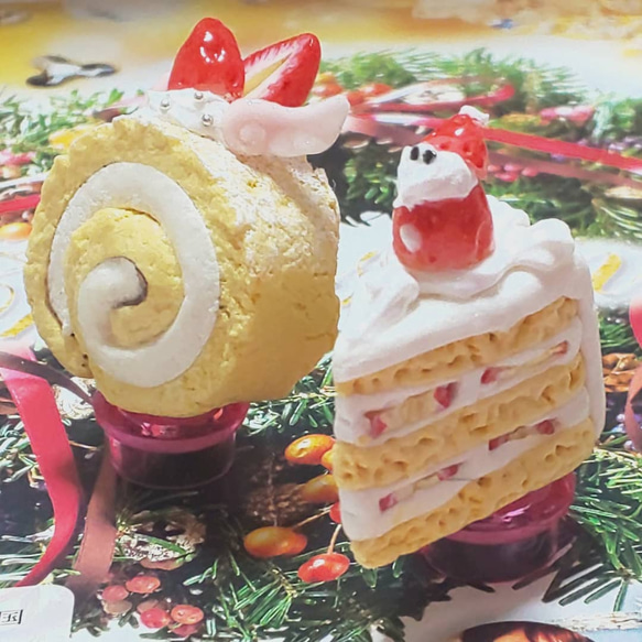 クリスマススイーツサンタイチゴのケーキと天使のロールケーキ  フェイクスイーツ スイーツデコ 1枚目の画像