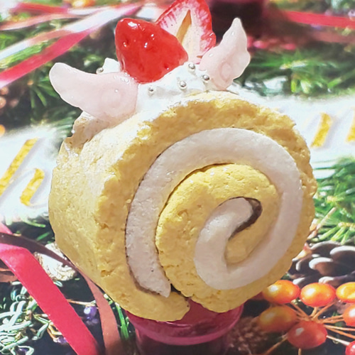 クリスマススイーツサンタイチゴのケーキと天使のロールケーキ ...