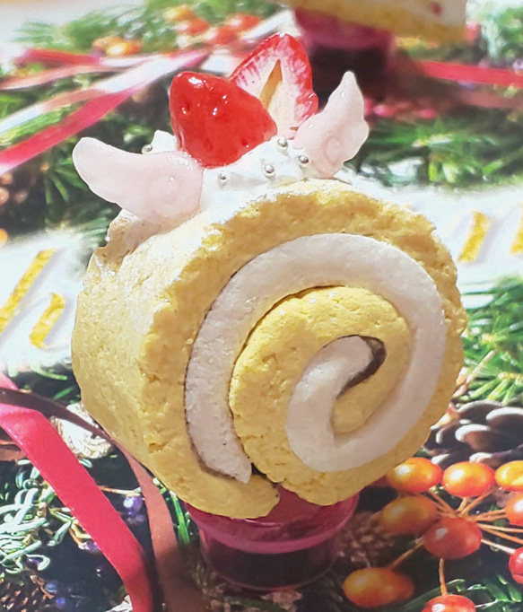 クリスマススイーツサンタイチゴのケーキと天使のロールケーキ  フェイクスイーツ スイーツデコ 3枚目の画像