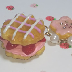 スイーツデコストラップ☆桜クッキーとイチゴクリームワッフル 2枚目の画像