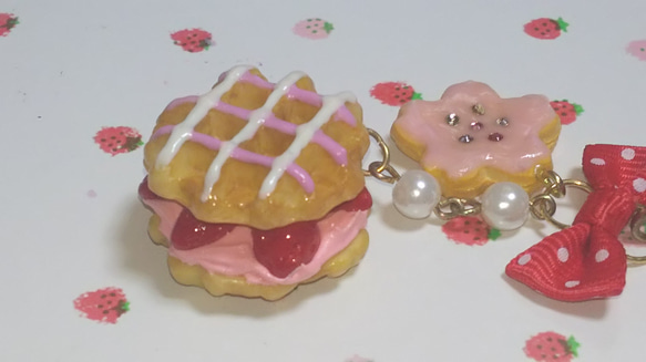 スイーツデコストラップ☆桜クッキーとイチゴクリームワッフル 2枚目の画像