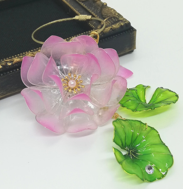 半透明的蓮花髮夾　（小）translucent lotus hair clip 第2張的照片