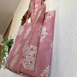 ラミネート コットンリネンキャンバス北欧調プリント　kinomi　トートバッグ（ストロベリー・アイス） 2枚目の画像