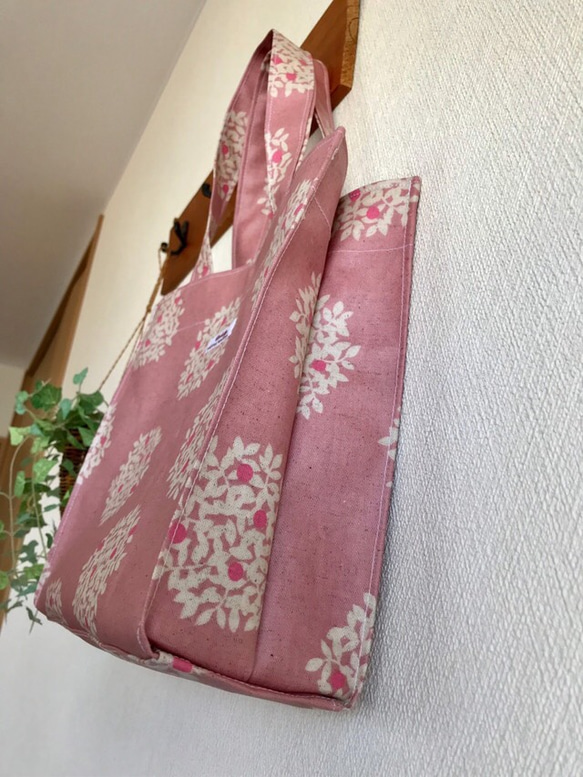 ラミネート コットンリネンキャンバス北欧調プリント　kinomi　トートバッグ（ストロベリー・アイス） 2枚目の画像