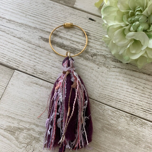 SOLD◇ ハンドメイド 引き揃え糸 タッセル チャーム ガラス くすみ 紫