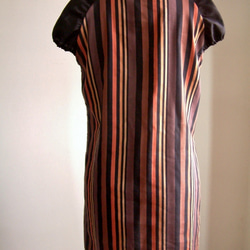 スタンドカラーのカラフルなストライプロングドレス 7枚目の画像