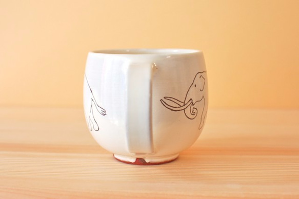 粉引　ゾウの白い丸カップ　Elephant cup w 5枚目の画像