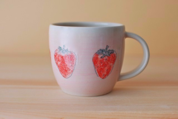苺のピンクマグカップ 1枚目の画像